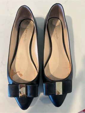 Kate Spade Norah Black Pointed-Toe Leather Flats with Bow and Gold Plaque size 8